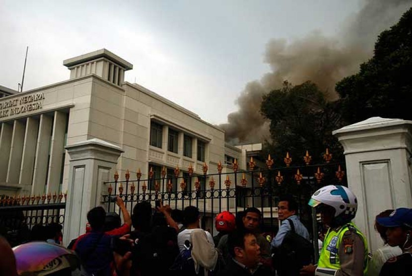  Warga menyaksikan kebakaran yang melanda lantai tiga Gedung Sekretariat Negara di Komplek Istana Kepresidenan, Jakarta, Kamis (21/3) sore.