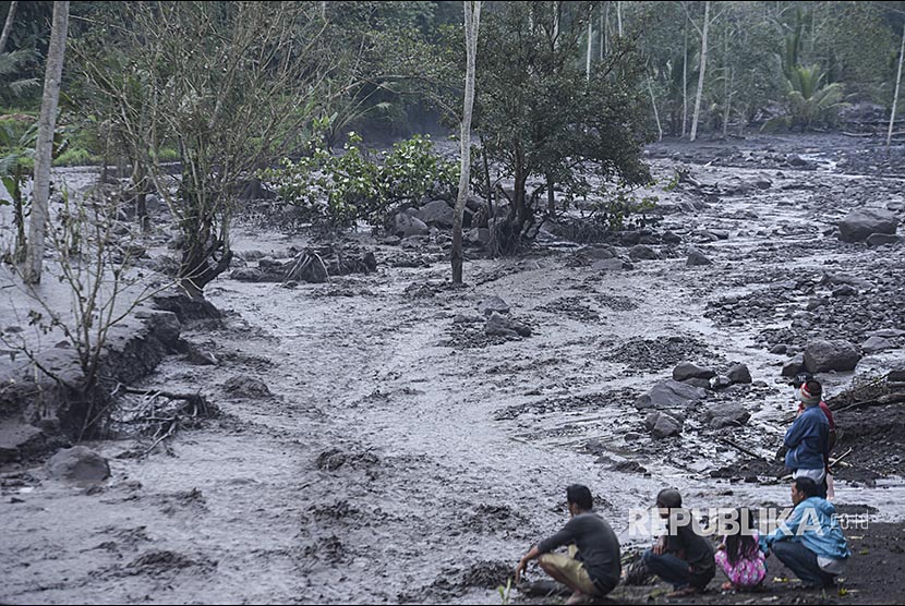 Warga menyaksikan lahar dingin yang mengalir di Sungai Yeh Sah, Rendang, Karangasem, Bali, Sabtu (2/12). Hujan deras di kawasan Gunung Agung menyebabkan lahar dingin kembali mengalir di sungai itu (Ilustrasi)