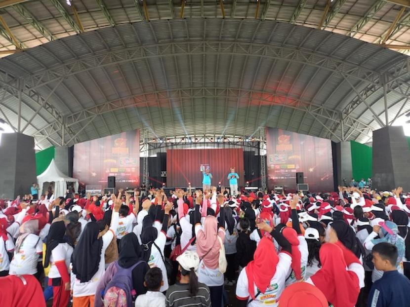 Warga menyaksikan panggung hiburan yang memeriahkan acara Hari Ulang Tahun ke-52 Radio Dahlia di Dome Bale Rame, Gedong Sabilulungan, Kabupaten Bandung, Ahad (13/11/2022).