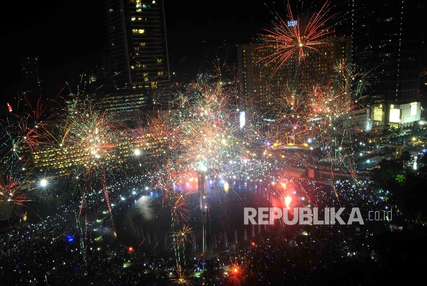 Warga menyaksikan pesta kembang api saat menyambut pergantian tahun baru 2017 di Bundaran HI, Jakarta, Sabtu (31/12).Republika/Agung Supriyanto