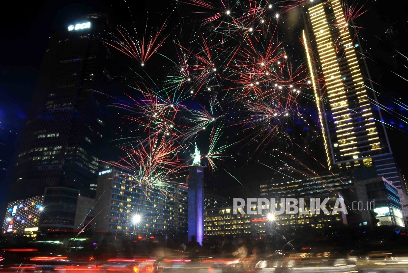 Warga menyaksikan pesta kembang api saat menyambut pergantian tahun baru 2017 di Bundaran HI, Jakarta, Sabtu (31/12).Republika/Agung Supriyanto