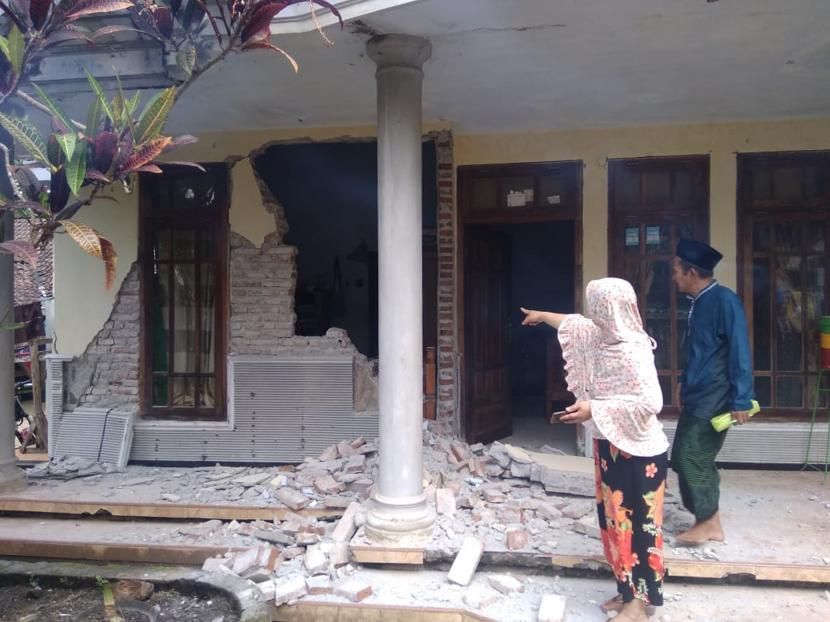 Warga menyaksikan rumah yang rusak akibat gempa di Kecamatan Turen, Kabupaten Malang, Jawa Timur, Sabtu (10/4/2021). Gempa berkekuatan kurang lebih magnitudo (m) 6,7 yang terjadi di wilayah Kabupaten Malang tersebut menyebabkan sejumlah rumah warga rusak dan goncangan di sejumlah wilayah di Jawa Timur. 