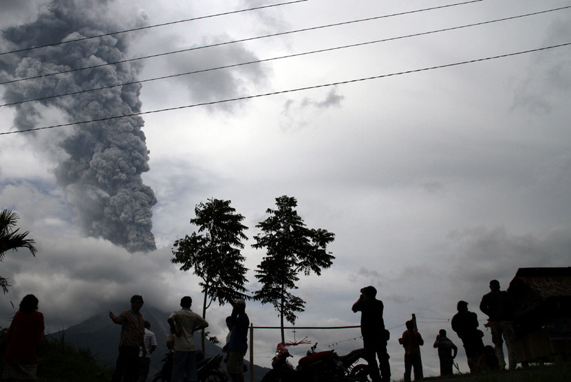    Warga menyaksikan semburan abu vulkanik Gunung Sinabung di Desa Tiga Pancur, Kabupaten Karo, Sumut, Selasa (5/11).    (Antara/Rony Muharrman)