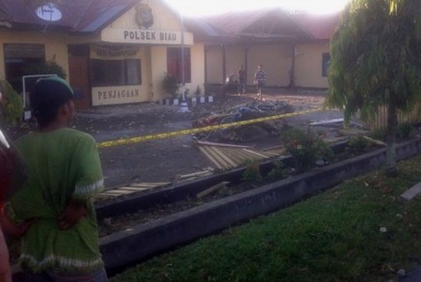 Warga menyaksikan sepeda motor yang dirusak massa di depan Kantor Polsek Biau, Buol, Sulawesi Tengah, Ahad (20/4). 