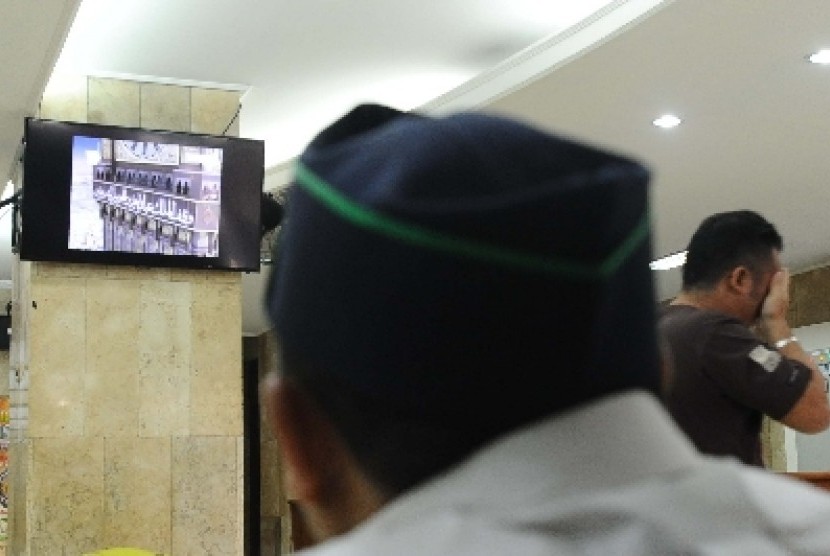 Warga menyaksikan tayangan film dokumenter tentang sejarah Islam di Jakarta, Senin (24/2).