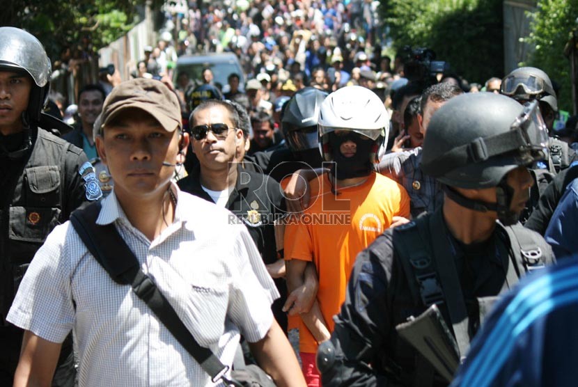  Warga menyaksikan tersangka melakukan adegan reka ulang kasus pembunuhan Fransisca Yovie, di Jl Cipedes, Bandung, Kamis (22/8).   (Republika/Edi Yusuf) 
