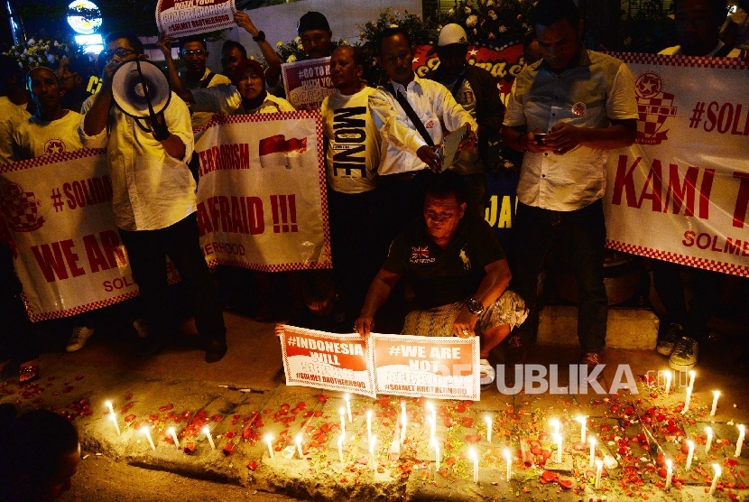 Warga menyalakan lilin dalam aksi solidaritas korban bom di Jl. MH Thamrin, Jakarta, Sabtu (16/1) malam. Aksi tersebut sebagai renungan dan refleksi masyarakat terhadap kejadian bom dan penembakan di kawasan Sarinah, Thamrin, Jakarta (14/1/2016).