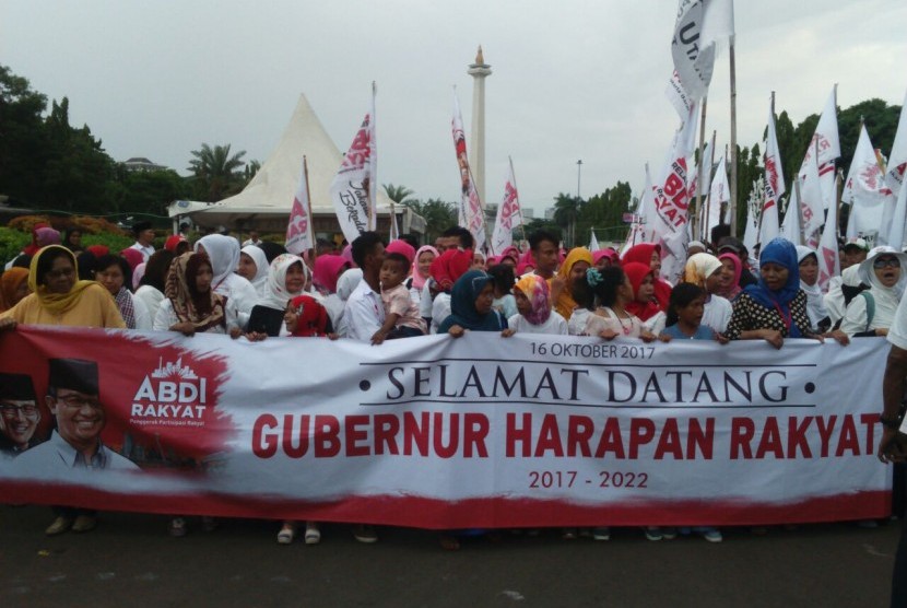 Warga menyambut gubernur dan wagub baru DKI Jakarta, Senin (16/10).
