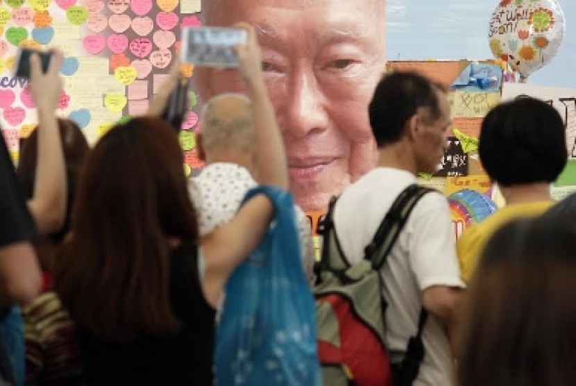   Warga menyampaikan bela sungkawa atas meninggalnya Perdana Menteri Pertama Singapura Lee Kuan Yew.