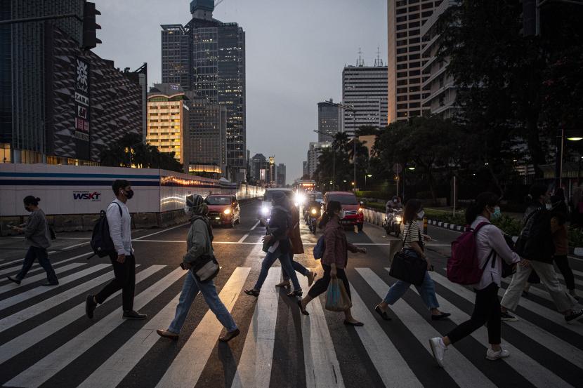 Warga menyeberang jalan di Jalan Jenderal Sudirman, Jakarta, Jumat pekan lalu. Kasus Covid-19 di Indonesia saat ini tengah menanjak dengan kasus harian mencapai 2.000 kasus Covid-19 per hari. (ilustrasi)