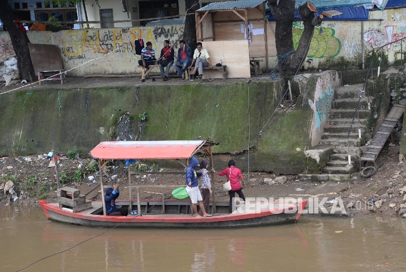 Warga menyeberangi Sungai Ciliwung dengan menggunakan perahu di kawasan Manggarai, Jakarta, Selasa (16/2).  (Republika/Yasin Habibi)