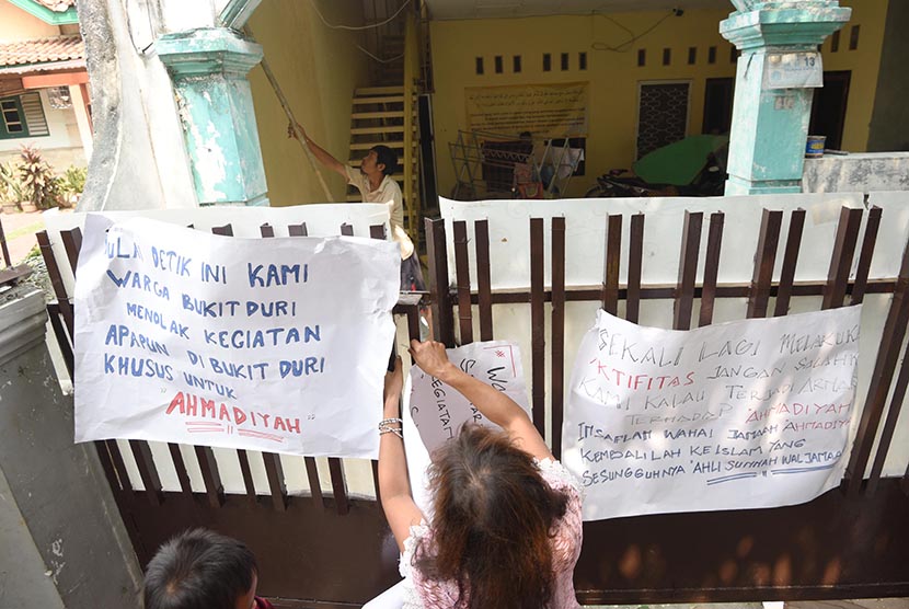 Residents seal the Ahmadiyah congregation house with a number of rejection posters. (Illustration)