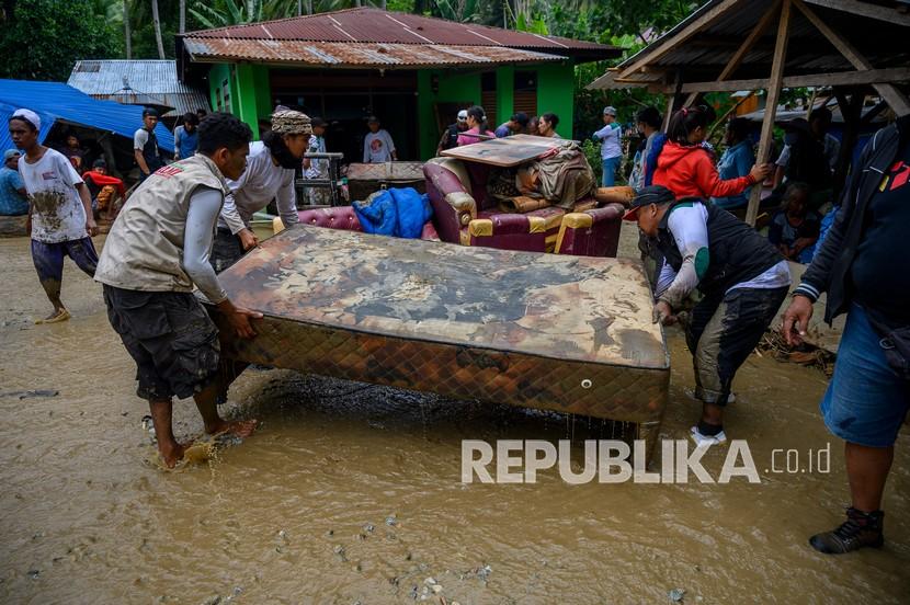 Banjir di Sigi karena Curah Hujan Tinggi. Warga menyelamatkan barang-barang dari rumah yang tertimbun lumpur akibat banjir bandang di Desa Rogo, Kecamatan Dolo Selatan, Kabupaten Sigi, Sulawesi Tengah, Selasa (15/9/2020). Banjir bandang yang terjadi pada Senin (14/9/2020) malam karena hujan lebat itu mengakibatkan sedikitnya 15 rumah warga rusak berat dan puluhan lainnya rusak ringan dan digenangi lumpur. Sebanyak 59 Kepala Keluarga atau atau 224 jiwa terpaksa mengungsi ke tempat aman.