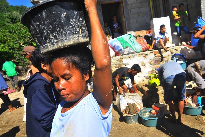 Warga menyelamatkan barang berharganya setelah bencana banjir bandang di Desa Sintuwu, Palolo, Sigi, Sulawesi Tengah, Rabu (18/5). (Antara/Muhammad Adimaja)