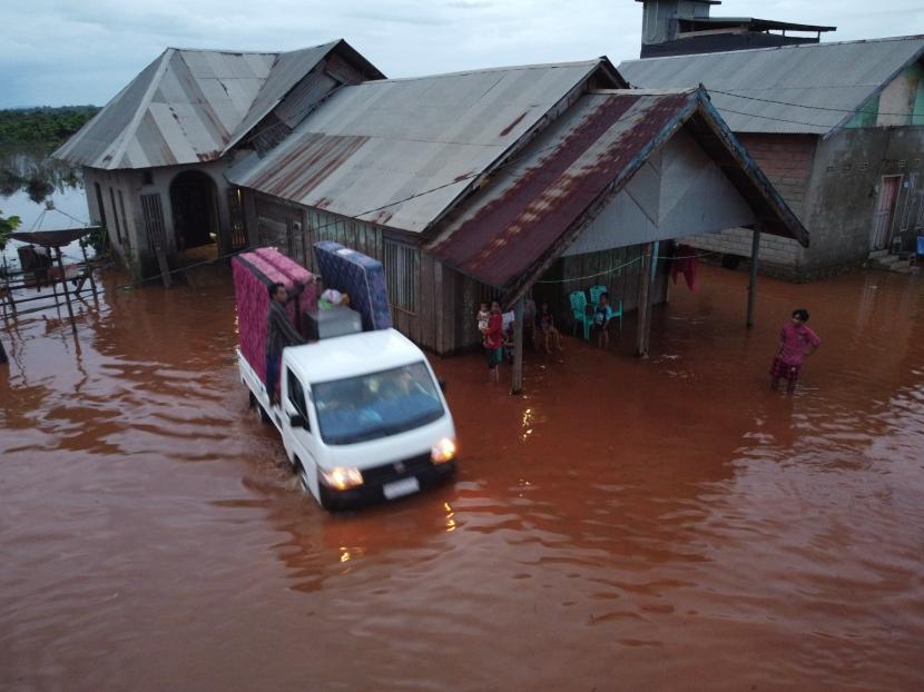 Badan Nasional Penanggulangan Bencana (BNPB) mencatat jumlah bencana alam sebanyak 155 kejadian selama bulan Agustus 2021. (Foto: Warga menyelamatkan barang dari banjir di Konawe, Sulawesi Tenggara)