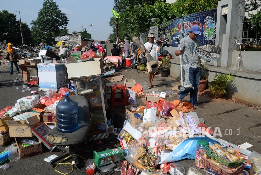 Warga menyelamatkan barang miliknya saat dilakukan penertiban permukiman warga di Rawajati, Jakarta, Kamis (1/9)