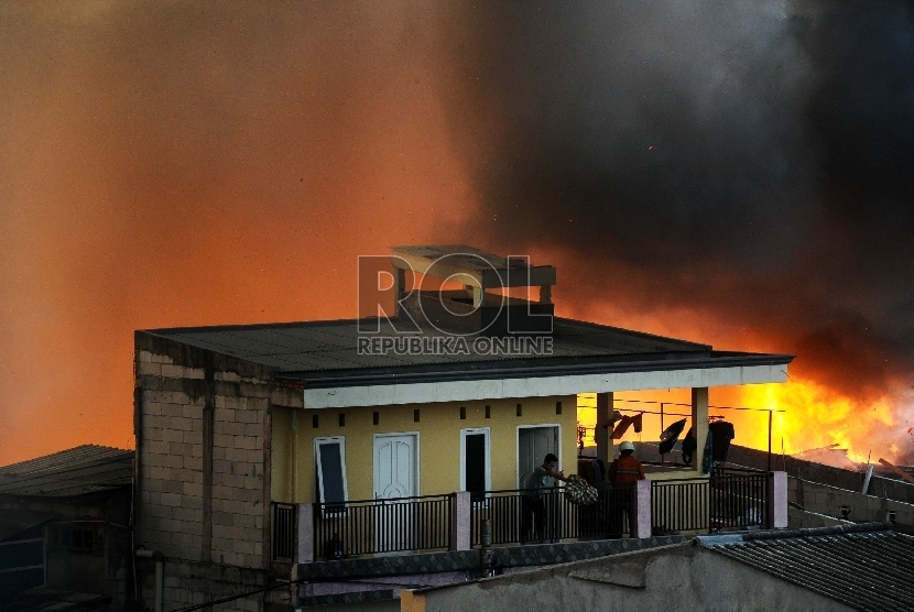  Warga menyelamatkan barang saat api melahap pemukiman padat di kawasan Kebon Melati, Tanah Abang, Jakarta Pusat, Kamis (5/3). (Republika/Tahta Aidilla)