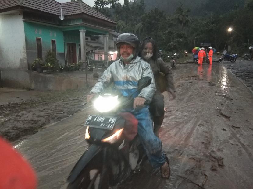Warga menyelamatkan diri saat Gunung Semeru meletus di Desa Sumberwuluh, Candipuro, Lumajang, Jawa Timur, Sabtu (4/12/2021). Gunung Semeru meletus dan mengeluarkan awan panas yang mengakibatkan hujan abu di Kabupaten Lumajang dan Malang