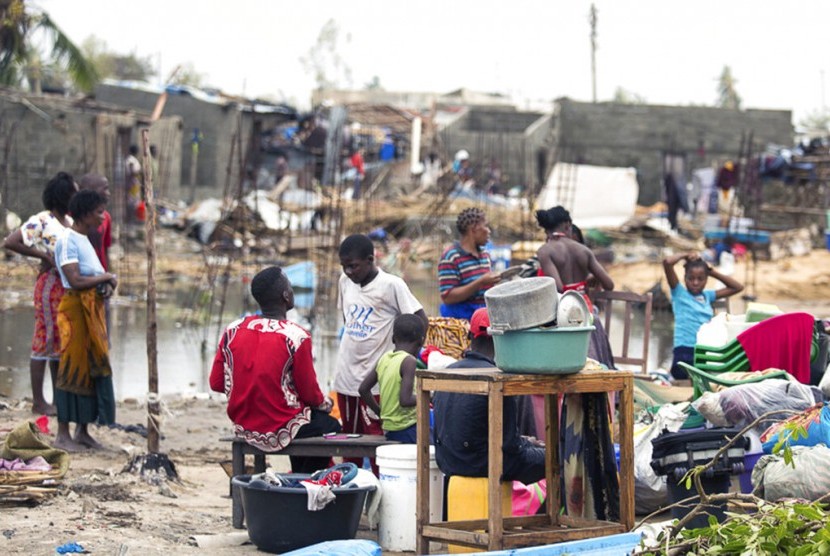 Warga menyelamatkan harta bendanya setelah badai tropis Idai menerjang di Beira, Mozambik, Jumat (15/3). 