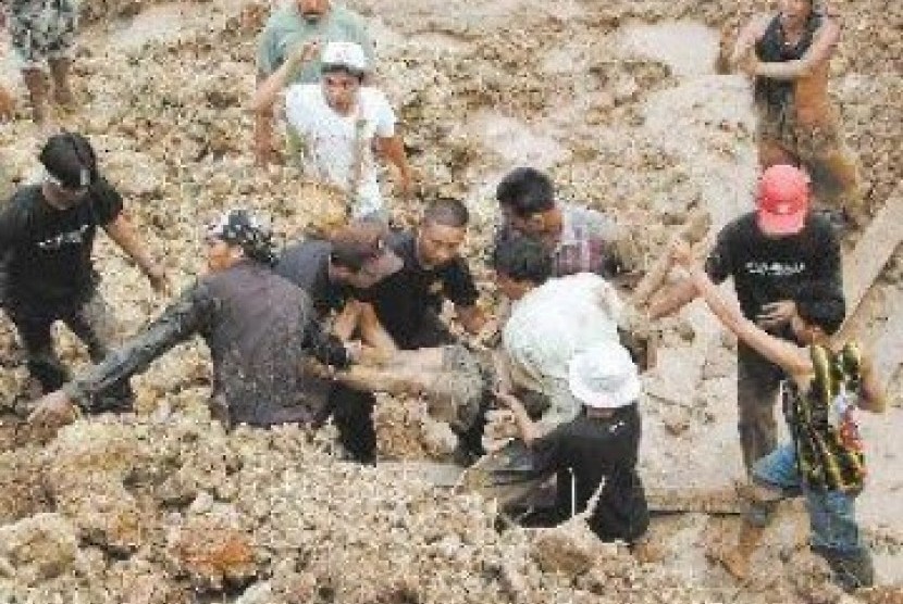 Warga menyelamatkan seorang korban tanah longsor. (ilustrasi)
