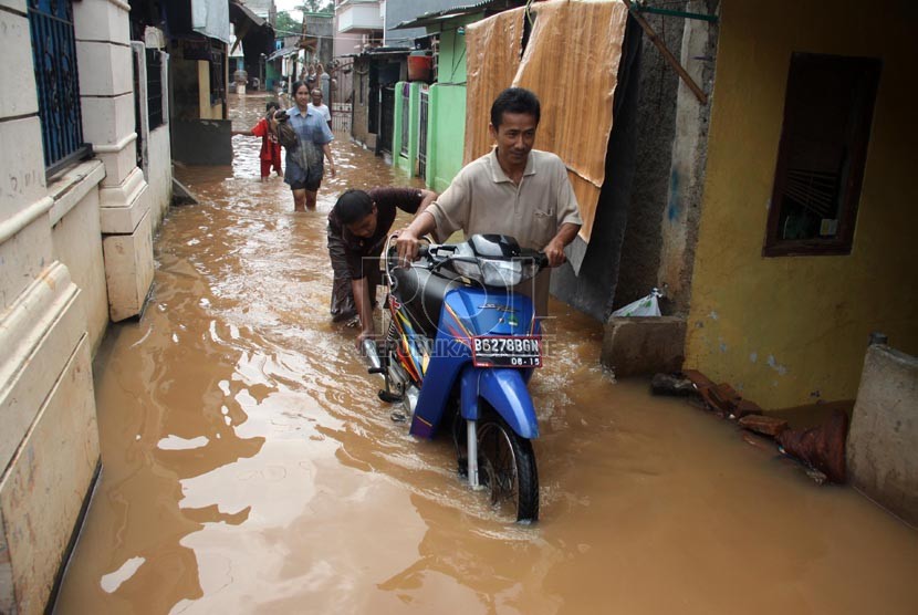  Warga menyelamatkan sepeda motor saat banjir melanda kawasan rumah di jalan H. Rohimin, Pesanggrahan, Jakarta Selatan, Rabu (13/11).   (Republika/Yasin Habibi)