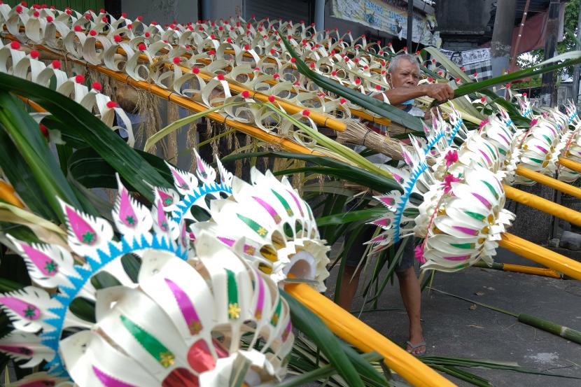 Warga menyelesaikan pembuatan penjor atau bambu yang dihiasi janur dan hasil bumi untuk menyambut Hari Raya Galungan di Denpasar, Bali, Senin (6/6/2022). Umat Hindu di Bali akan merayakan Hari Raya Galungan pada Rabu (8/6/2022) di tengah pelonggaran PPKM dan melandainya kasus Covid-19 di Pulau Dewata. (ilustrasi) 