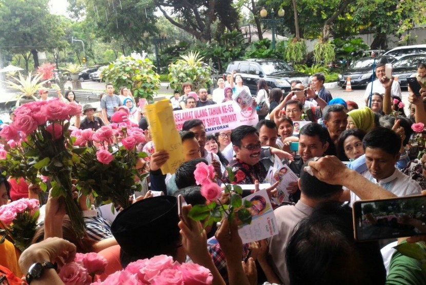 Warga menyiapkan hadiah kejutan untuk ulang tahun Gubernur DKI Jakarta, Djarot Saiful Hidayat, Kamis (6/7), di Balai Kota DKI Jakarta.