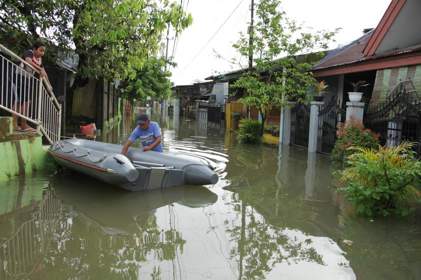 Warga menyiapkan perahu saat terjadi banjir di Makassar, ilustrasi. Badan Penanggulangan Bencana Daerah (BPBD) Kota Makassar, Sulawesi Selatan, mulai mengevakuasi sejumlah warga yang terjebak banjir di rumahnya pada dua kecamatan yang masuk zona rawan banjir dengan jumlah warga terdampak 239 jiwa. 