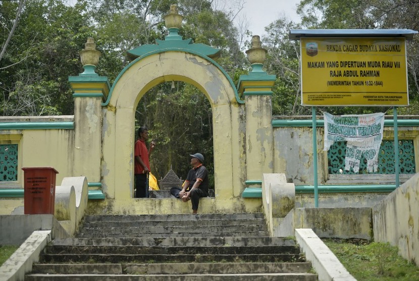 Warga menziarahi makam Raja Abdurrahman di Pulau Penyengat, Kepulauan Riau, Rabu (24/2) 