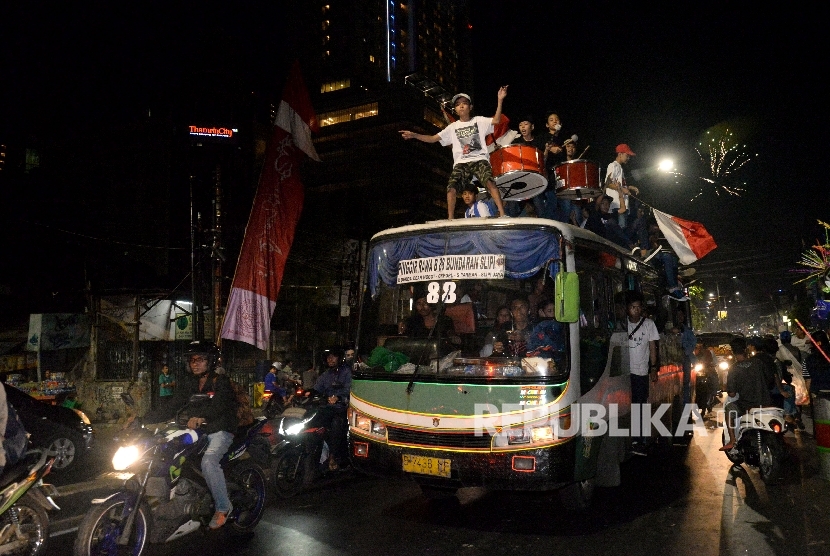 Warga merayakan malam takbiran di kawasan Tanah Abang, Jakarta, Sabtu (23/6).