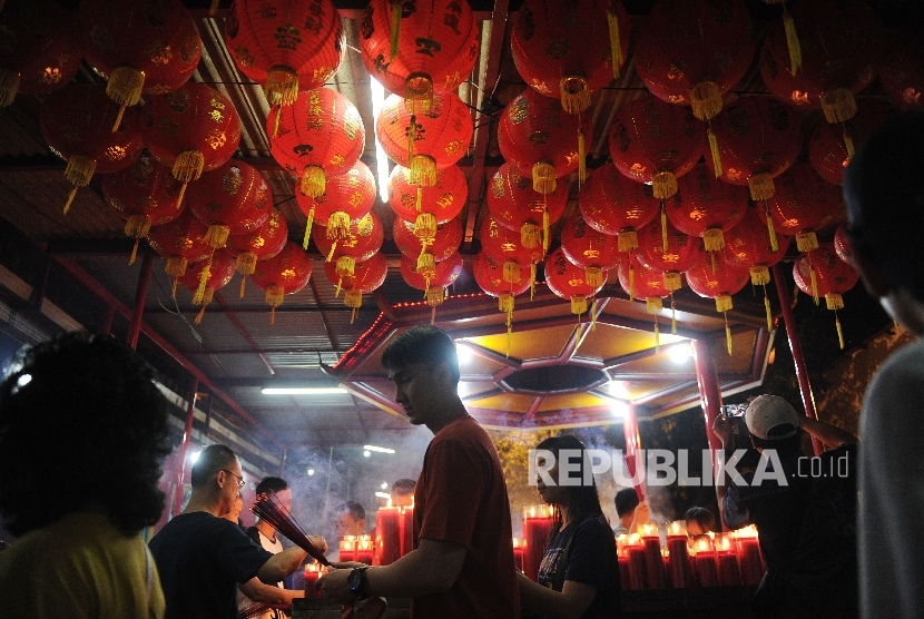 Warga merayakan Tahun Baru Imlek di Vihara Dharma Bakti, Petak Sembilan, Jakarta, Sabtu (28/1) dinihari.