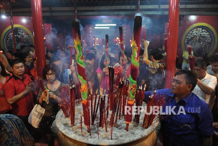 Warga merayakan Tahun Baru Imlek di Vihara Dharma Bakti, Petak Sembilan, Jakarta, Sabtu (28/1) dinihari.