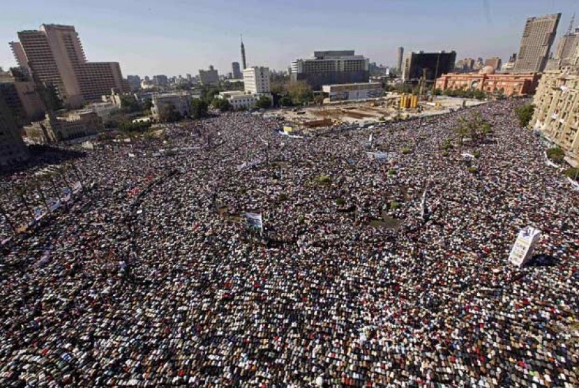 Warga Mesir bertahan di Tahrir Square menuntut Militer serahkan kekuasaan kepada Presiden terpilih Muhammed Mursi