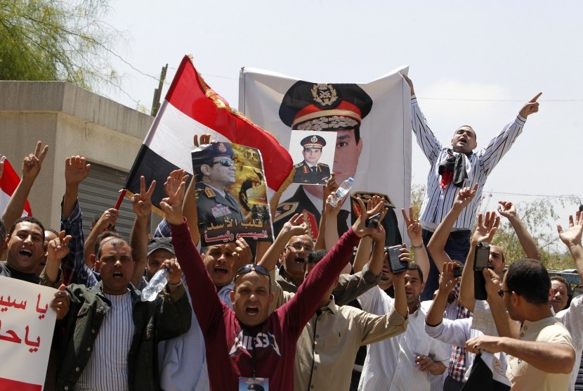 Warga Mesir di Libanon menggelar aksi dukungan terhadap kandidat presiden Mesir, Abdel Fattah Al Sisi, di depan Kedubes Mesir di Beirut pada Kamis (15/5). 