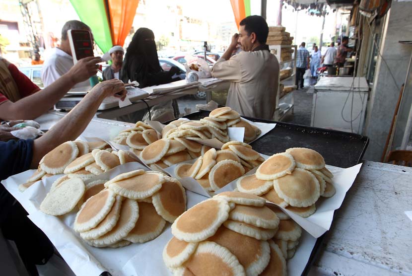 Warga Mesir membeli kue tradisional, Qatiaf, selama bulan Ramadhan di Kairo. Kendalikan Harga, Mesir Pasok Kebutuhan Pangan Ramadhan Lebih Awal 