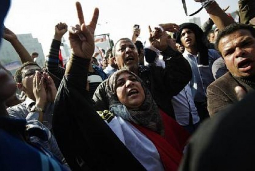 Warga Mesir memprotes Presiden Mursi yang mengeluarkan dekrit untuk memperluas kekuasaan hingga membuat ia tak terjangkau judicial review.