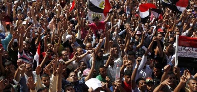 Warga Mesir meneriakkan yel-yel anti militer dalam aksi protes di Tahrir Square, Jumat (7/10)
