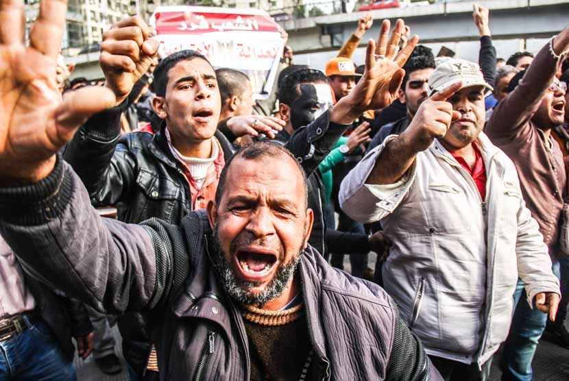 Warga Mesir menggelar demonstrasi dalam rangka perayaan Revolusi Mesir di Kairo pada Ahad (25/1). 