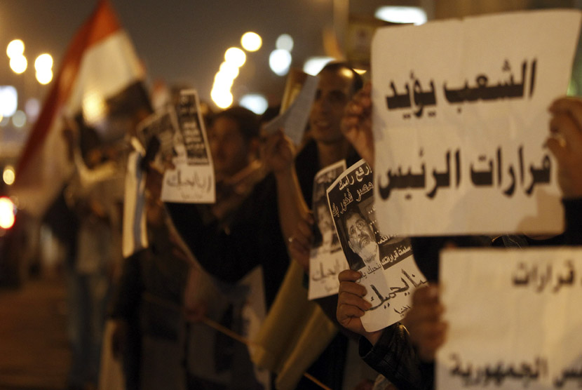 Warga Mesir pendukung Presiden Muhammad Mursi memberikan dukungannya dalam aksi unjuk rasa di Rabaa El Adaweya di Kairo, Ahad (9/12). (Reuters/Amr Abdallah Dalsh)  