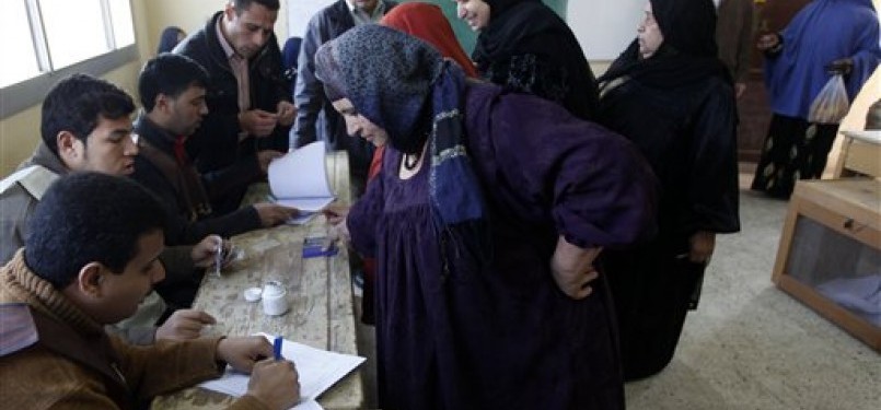 Warga Mesir saat menggunakan hak pilih mereka dalam pemilu parlemen di Qalyobeia, Selasa (3/1).