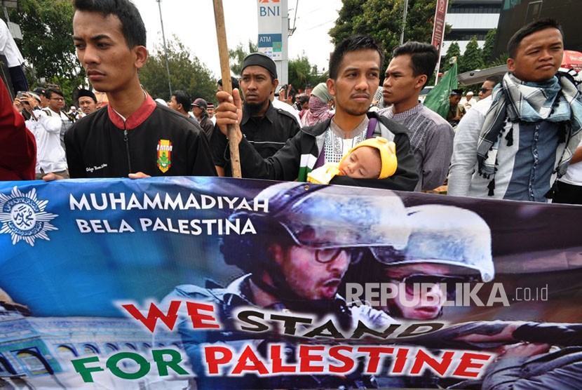 Warga Muhammadiyah Kota Semarang menggelar aksi Bela Palestina di bundaran Jalan Pahlawan Semarang, Jawa Tengah, Ahad (17/12).