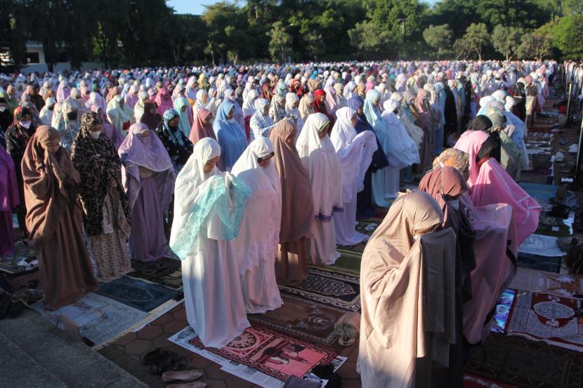 Warga Muhammadiyah melakukan sholat Idul Adha di lapangan Helipad Universitas Muhammadiyah Malang (UMM), Kota Malang, Jawa Timur, Sabtu (9/7/2022).