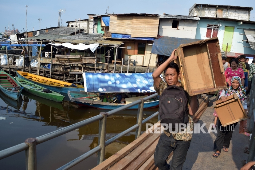   Warga mulai mengosongkan rumahnya di kawasan Pasar Ikan Luar Batang, Penjaringan, Jakarta Utara, Ahad (10/4). (Republika/Rakhmawaty La'lang)