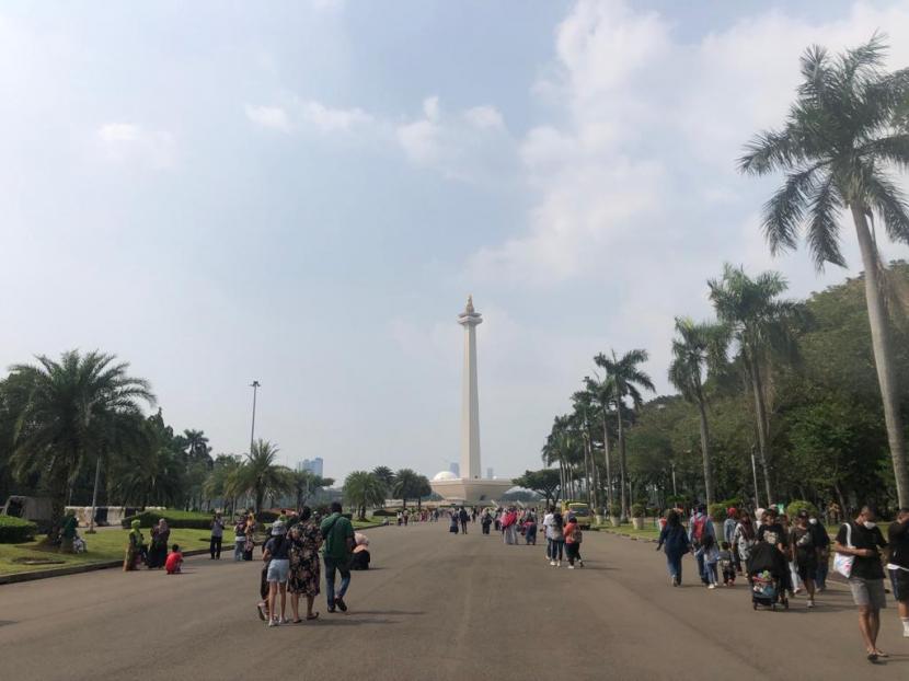 Warga mulai ramai mengunjungi Monas, Jakarta Pusat, Ahad (19/6).