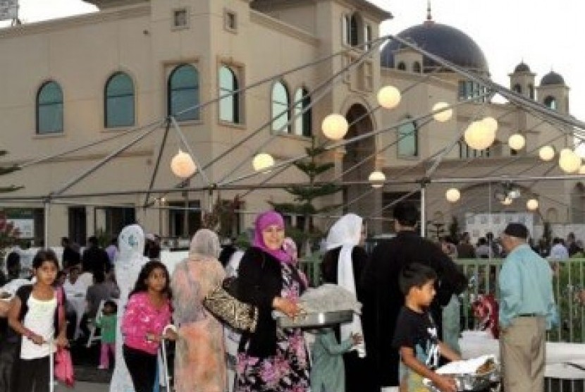 Warga Muslim dan Kristen berkumpul dalam acara buka puasa bersama di Islamic Center San Gabriel Valley, Rowland Heights, Amerika Serikat, Sabtu (20/8).