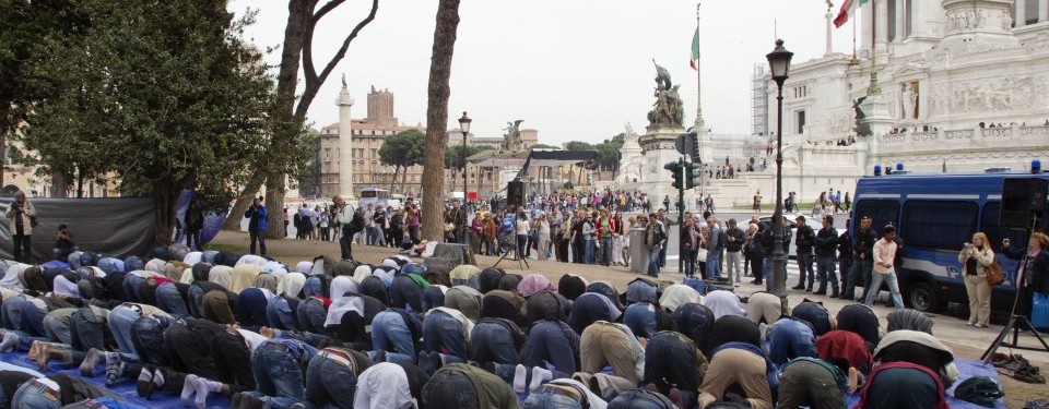 Warga Muslim di Italia shalat Jumat di Piazza Venezia, Jumat (22/4). Mereka meminta pemerintah Italia menjamin kemerdekaan beragama dan beribadah bagi Muslim jelang Paskah. 