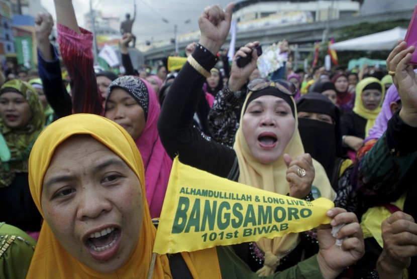  Warga muslim Filipina bergembira usai mendengar kabar kesepakatan damai antara pemimpin MILF dan pemerintah Filipina di Manila, Kamis (27/3).