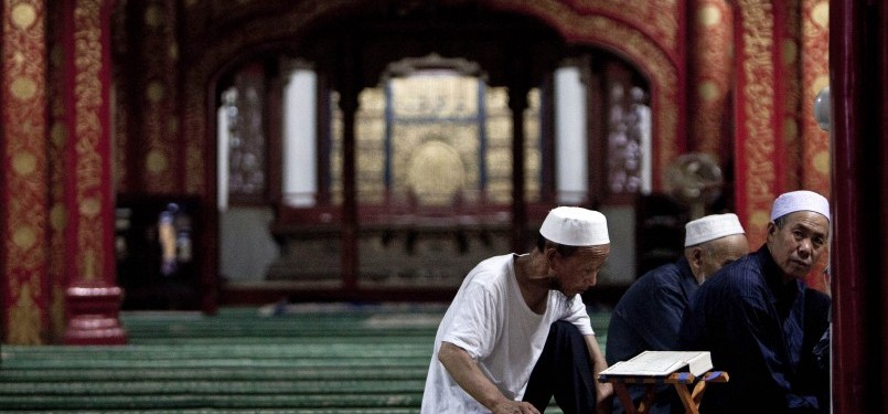 Warga Muslim Hui Cina mengisi waktu dengan membaca Alquran di Masjid Niujie, Beijing
