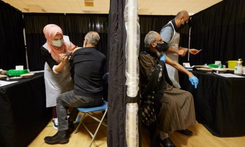 Warga Muslim lansia menerima vaksinasi Covid-19 di klinik pop-up (sementara) di Masjid London Timur di Inggris, Sabtu (6/2).