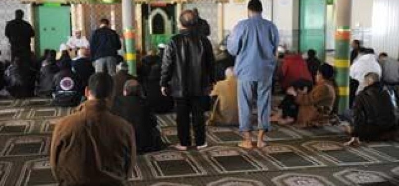  Warga Muslim tengah melaksanakan shalat di salah satu masjid di Kota Marseille, Prancis.